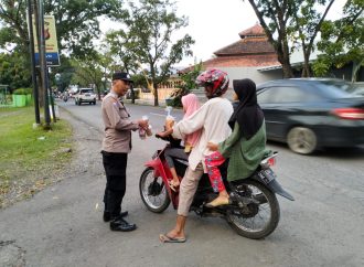Polsek Talun Berbagi Takjil untuk Berbuka Puasa kepada Masyarakat
