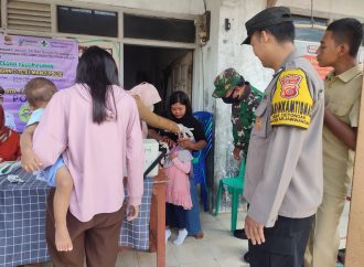 Peduli Kesehatan Anak, Bhabinkamtibmas Desa Geyongan Dampingi Tim Kesehatan Adakan PIN
