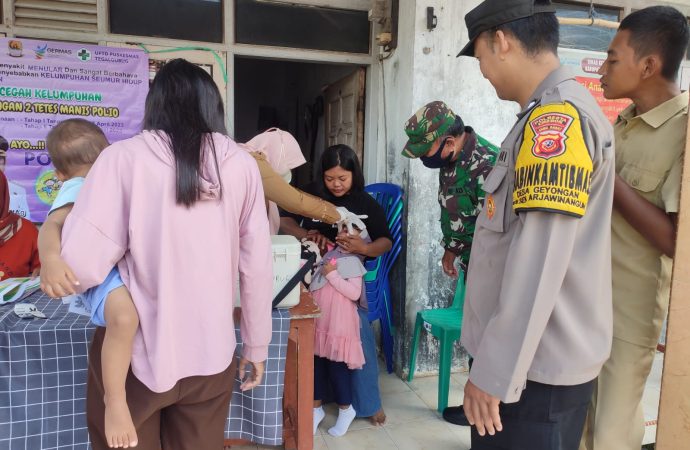 Peduli Kesehatan Anak, Bhabinkamtibmas Desa Geyongan Dampingi Tim Kesehatan Adakan PIN