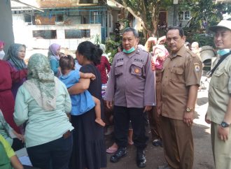 Bhabinkamtibmas Polsek Astanajapura Dampingi Bidan Desa Laksanakan Imunisasi Campak di Posyandu