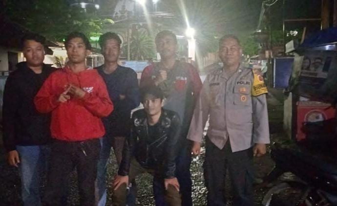 Plt Kapolsek Lemahabang Akp Asep Ashari SH bersama Anggota Laksanakan Patroli Malam