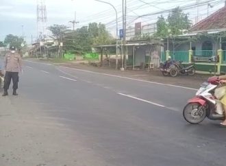 Anggota Polsek Pangenan PH Pagi di Perempatan Cipati Desa Astanamukti