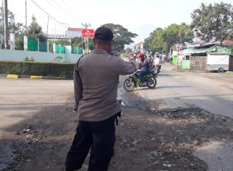 Amankan Jalur untuk Pelayanan Masyarakat, Personil Polsek Plered Pastikan Lalu lintas lancar