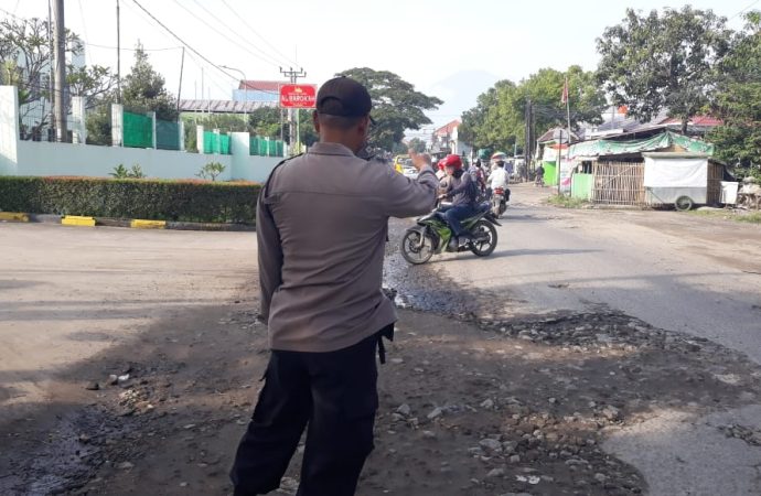 Amankan Jalur untuk Pelayanan Masyarakat, Personil Polsek Plered Pastikan Lalu lintas lancar