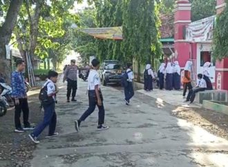 Rutinitas Gatur Pagi Polsek Susukan Lebak, Pengaturan Lalu – Lintas dan Sebrangkan Anak Sekolah