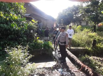Polsek Gempol Lakukan Cek TKP, Ditemukan Seorang Laki-laki Mengapung di Parit Irigasi Sawah
