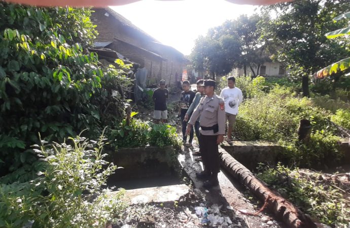 Polsek Gempol Lakukan Cek TKP, Ditemukan Seorang Laki-laki Mengapung di Parit Irigasi Sawah