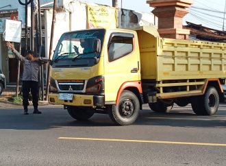 Polsek Ciwaringin Berikan Pelayanan Kepada Pengguna Jalan dan Masyarakat