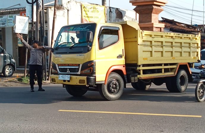 Polsek Ciwaringin Berikan Pelayanan Kepada Pengguna Jalan dan Masyarakat