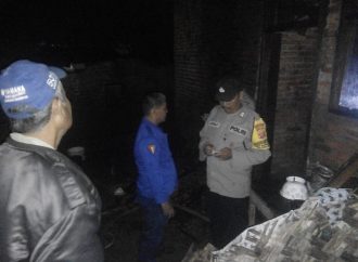 Bripka Hendra Bhabinkamtibmas Desa Wangkelang, Sigap Bantu Warga yang Rumahnya Kebakaran