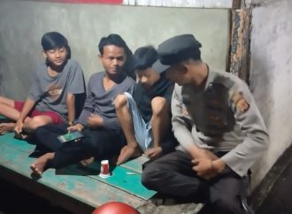Bhabinkamtibmas Berikan Binluh Satkamling Terkait Perang Sarung dan Obrog