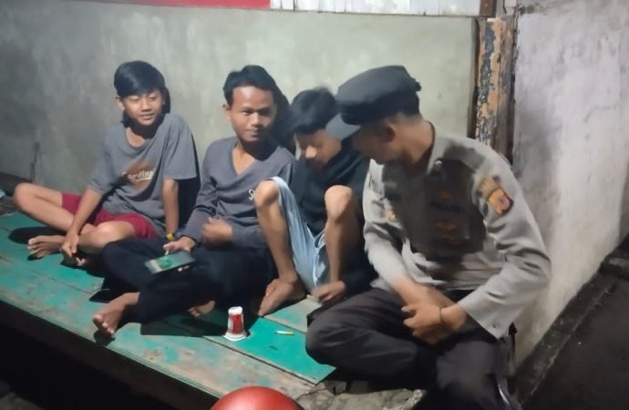 Bhabinkamtibmas Berikan Binluh Satkamling Terkait Perang Sarung dan Obrog