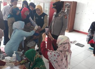 Waka Polsek Plered Iptu Rosewati Dewi SH, MH, dan Kanit Binmas Aiptu Sulaiman Monitoring Suhb-Pin Polio Serentak di Ds. Wotgali