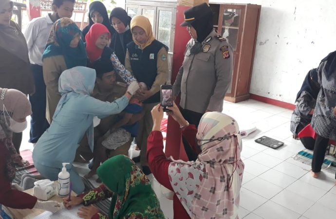 Waka Polsek Plered Iptu Rosewati Dewi SH, MH, dan Kanit Binmas Aiptu Sulaiman Monitoring Suhb-Pin Polio Serentak di Ds. Wotgali