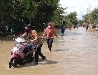 Anggota Polsek Pabedilan Bantu Masyarakat Alami Mogok Kendaraan Saat Lewati Jalan Banjir