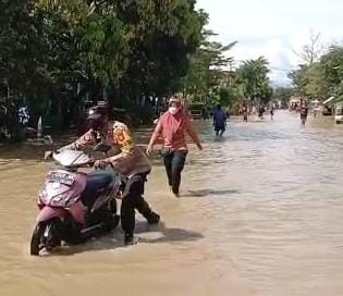 Anggota Polsek Pabedilan Bantu Masyarakat Alami Mogok Kendaraan Saat Lewati Jalan Banjir