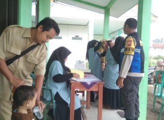 Bhabinkamtibmas Desa Kamarang Polsek Beber Giat Imunisasi Polio di Desa Kamarang