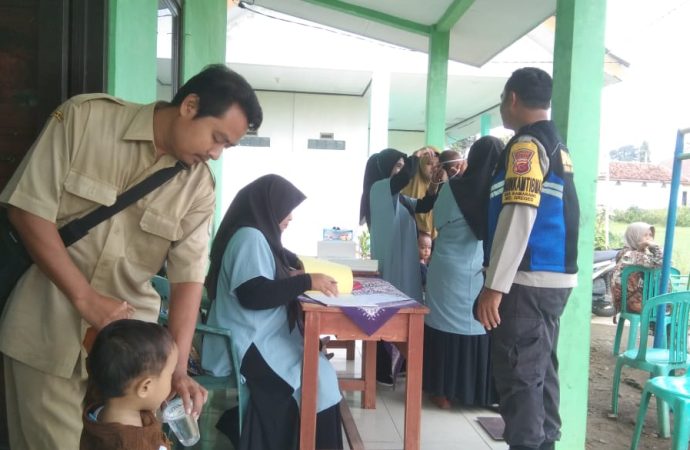 Bhabinkamtibmas Desa Kamarang Polsek Beber Giat Imunisasi Polio di Desa Kamarang