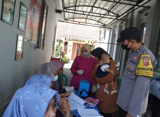 Bhabinkamtibmas Desa Mertapada Kulon bersama Bidan Desa lakukan PIN Campak