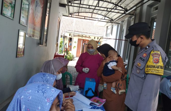 Bhabinkamtibmas Desa Mertapada Kulon bersama Bidan Desa lakukan PIN Campak