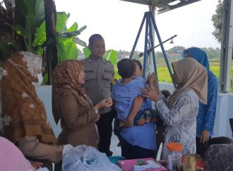 Bhabinkamtibmas Desa Cilukrak Bripka Hasan laksanakan Monitoring Bulan Imunisasi Anak Nasional