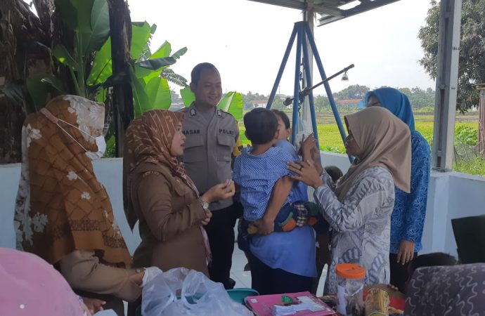 Bhabinkamtibmas Desa Cilukrak Bripka Hasan laksanakan Monitoring Bulan Imunisasi Anak Nasional