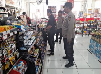 Polsek Sumber Sambangi secara Dialogis di Alfamart, Sampaikan Pesan Kamtibmas pada Karyawan