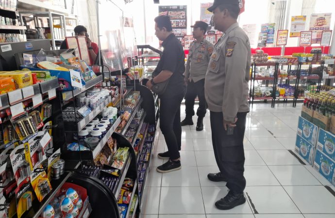 Polsek Sumber Sambangi secara Dialogis di Alfamart, Sampaikan Pesan Kamtibmas pada Karyawan