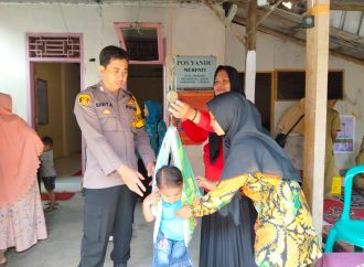 Bhabinkamtibmas Polsek Losari Kawal Pelaksanaan Vaksin Polio
