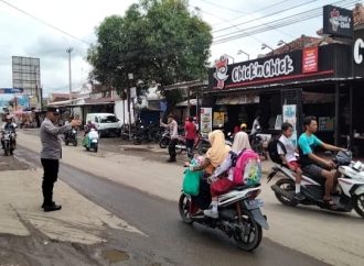 Wujudkan Situasi Lalin Aman, Tertib Lancar di Siang Hari, Personil Polsek Babakan Berikan Layanan Prima