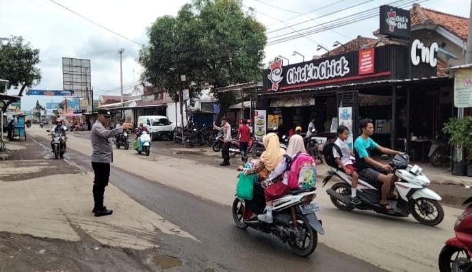 Wujudkan Situasi Lalin Aman, Tertib Lancar di Siang Hari, Personil Polsek Babakan Berikan Layanan Prima
