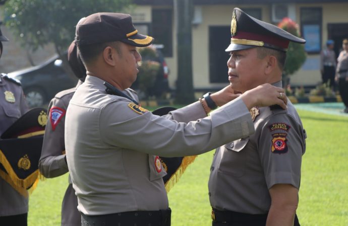 Personel Polresta Cirebon Mendapat Kenaikan Pangkat Pengabdian