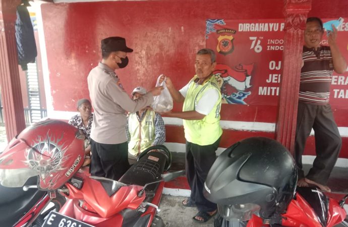 Polsek Talun Berbagi Takjil untuk Berbuka Puasa kepada Masyarakat