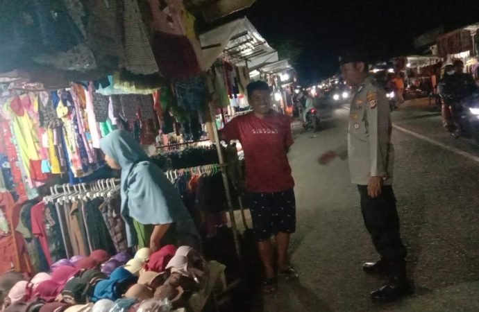 Unit Samapta Polsek Pabedilan Laksanakan Patroli Dialogis di Giat Pasar Malam Desa Kalimukti