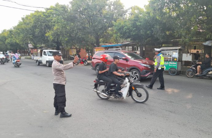 Berikan Rasa Nyaman, Polsek Sumber PAM dan Gatur Lalin di Giat Ngabuburit