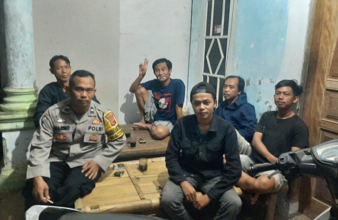 Aipda Warno Bhabinkamtibmas Desa Leuwidingding Sambang Desa Setelah Sholat Taraweh