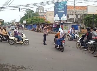 Gatur Pagi, Polsek Pabuaran Berikan Kelancaran kepada Pengguna Jalan Raya