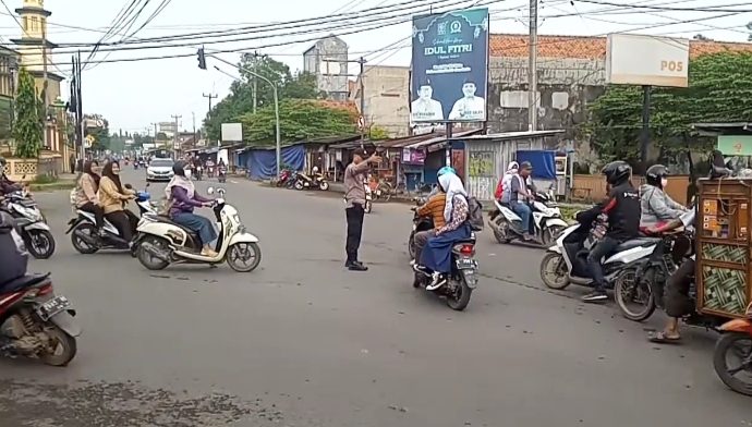 Gatur Pagi, Polsek Pabuaran Berikan Kelancaran kepada Pengguna Jalan Raya