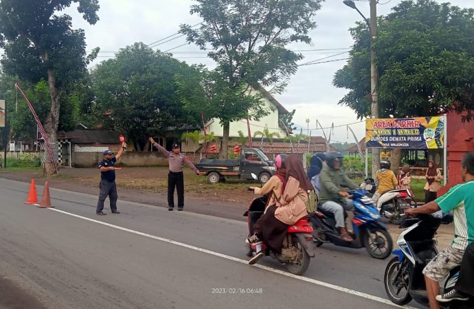 Polsek Waled,Gatur Lancarkan Pengguna Jalan Raya sekitar RSUD