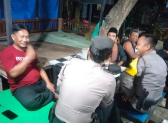 Patroli Dialogis bersama Warga Desa Guwa Lor di Malam Ramadhan Berikan Himbauan Kamtibmas