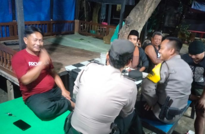 Patroli Dialogis bersama Warga Desa Guwa Lor di Malam Ramadhan Berikan Himbauan Kamtibmas