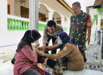 Bhabinkamtibmas Polsek Kelangenan Laksanakan Pendampingan Petugas Puskesmas