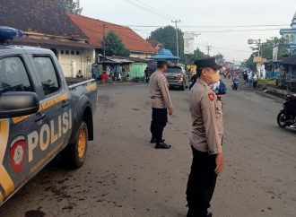 Pengaturan Lantas Pagi Hari, Anggota Unit Lantas Polsek Lemahabang Sosialisasikan Jaga Keselamatan