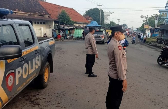 Pengaturan Lantas Pagi Hari, Anggota Unit Lantas Polsek Lemahabang Sosialisasikan Jaga Keselamatan