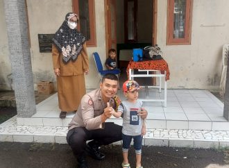 Bhabinkamtibmas Desa Sedongkidul Monitoring Giat Pekan Imunisasi Nasional Polio