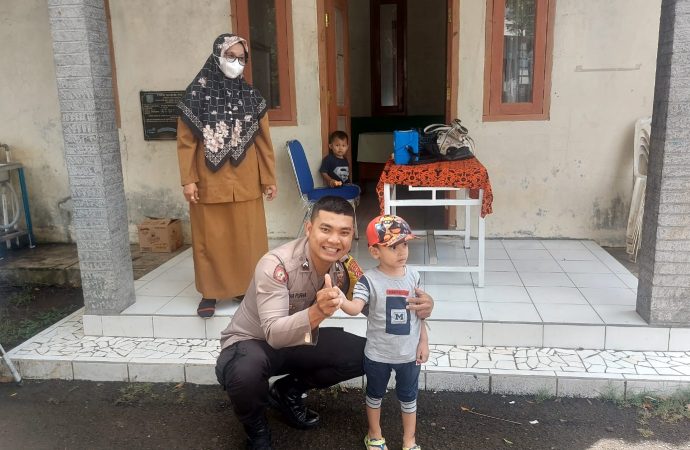 Bhabinkamtibmas Desa Sedongkidul Monitoring Giat Pekan Imunisasi Nasional Polio