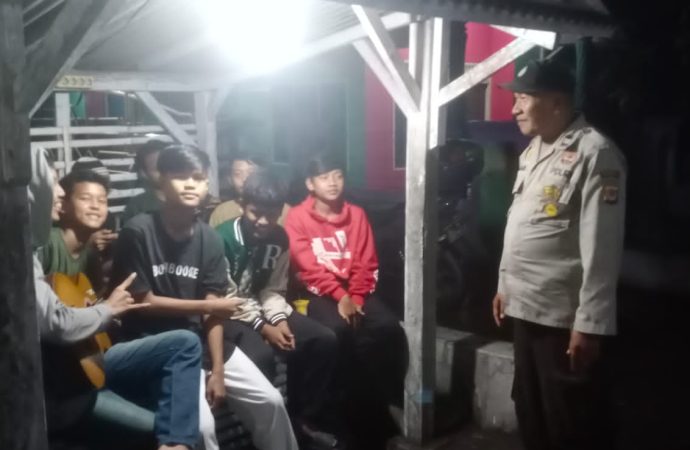 Bhabinkamtibmas Berikan Binluh Satkamling terkait Perang Sarung dan Obrog
