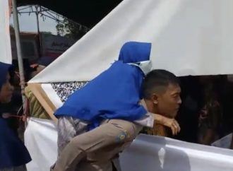 Sigap Bhabin Karyamulya Polsek Kesambi Ciko, Gendong Lansia Penerima BLT