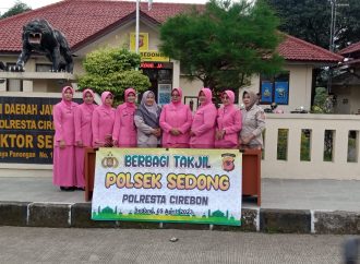 Polsek Sedong Polresta Cirebon Berbagi Takjil untuk Berbuka Puasa