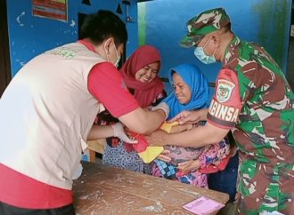 Di Bulan Penuh Tantangan, Serka Agus Sugianto Babinsa Koramil 1225 Cipatujah Sukseskan Imunisasi Polio